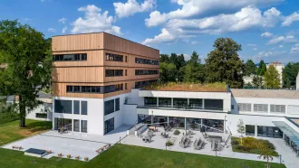 der Steiermarkhof setzte beim Bau auf Produkte "Made in Austria" und wählte neben dem Holz für die Fassade die Bitumenbahnen von BMI Villas für die Gründächer