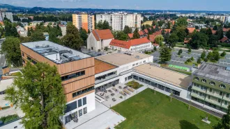 Steiermarkhof mit Holzriegelbauweise und Gründächern mit Bitumenbahnen von Villas.