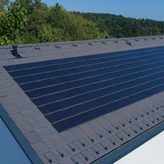 Steildach eines Einfamilienhauses mit den Dachstein tegalit sowie einer premium pv Anlage welche direkt in das Dach eingebaut wurde und somit kaum erkennbar ist